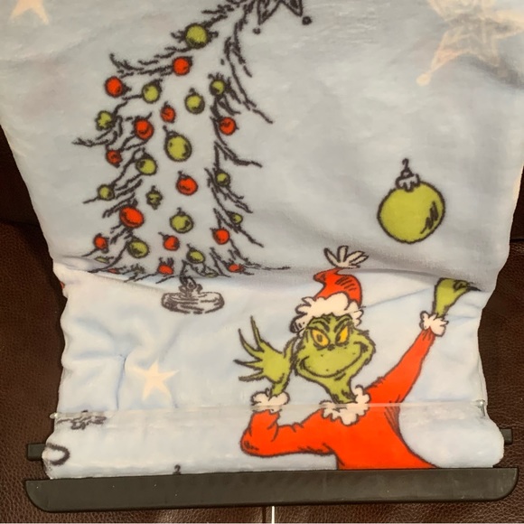 The Grinch 50” x 70” Oversized Plush Throw Grinch Cindy Lou Who Max Tree Gifts - Picture 4 of 10